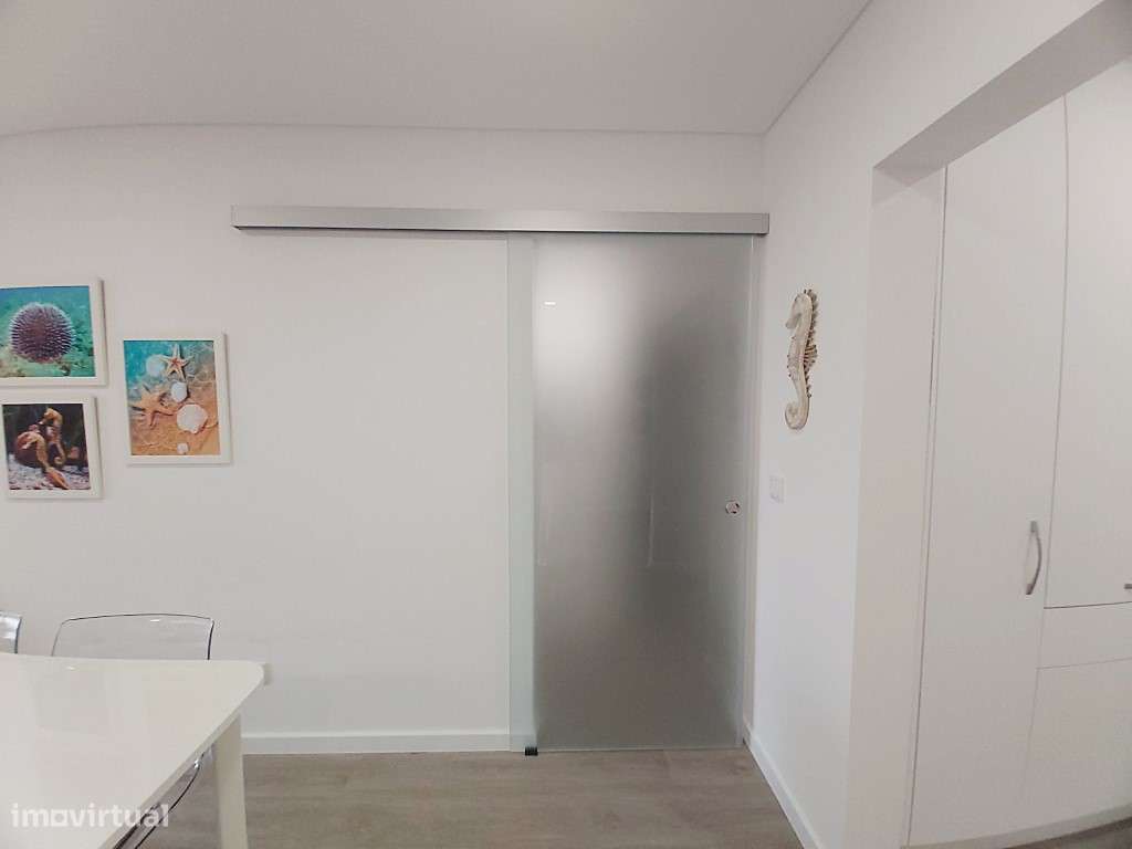 T2 remodelado em condomínio com piscina e campo de ténis-49