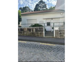 Casa com quintal e garagem à estação de Valadares