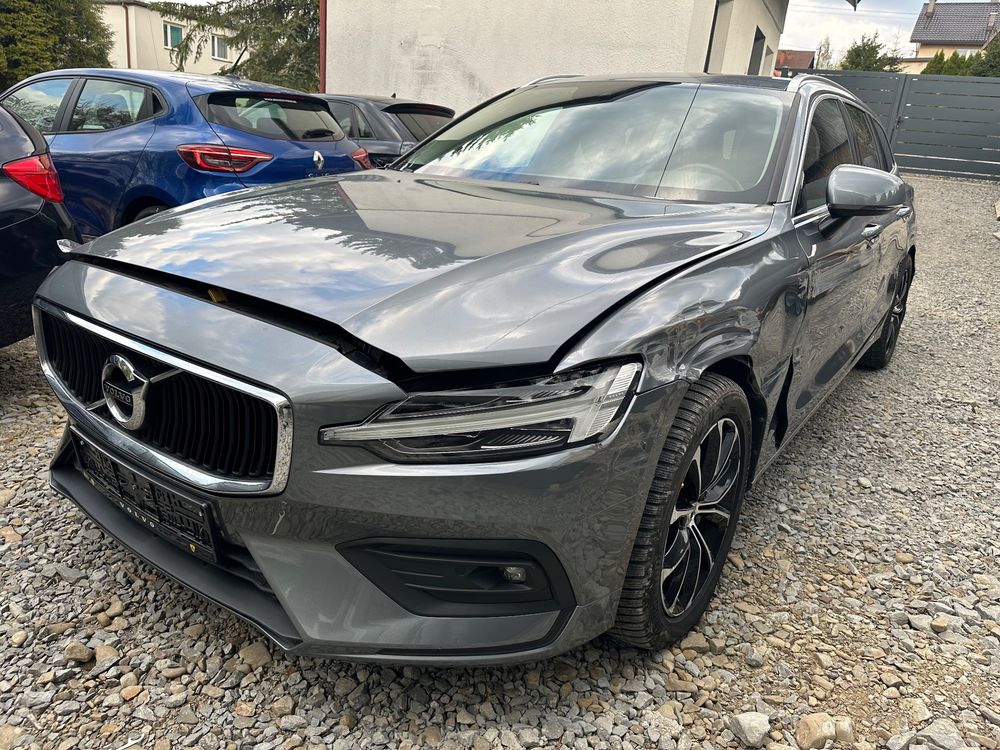 Volvo V60 II B3 B Essential 2021