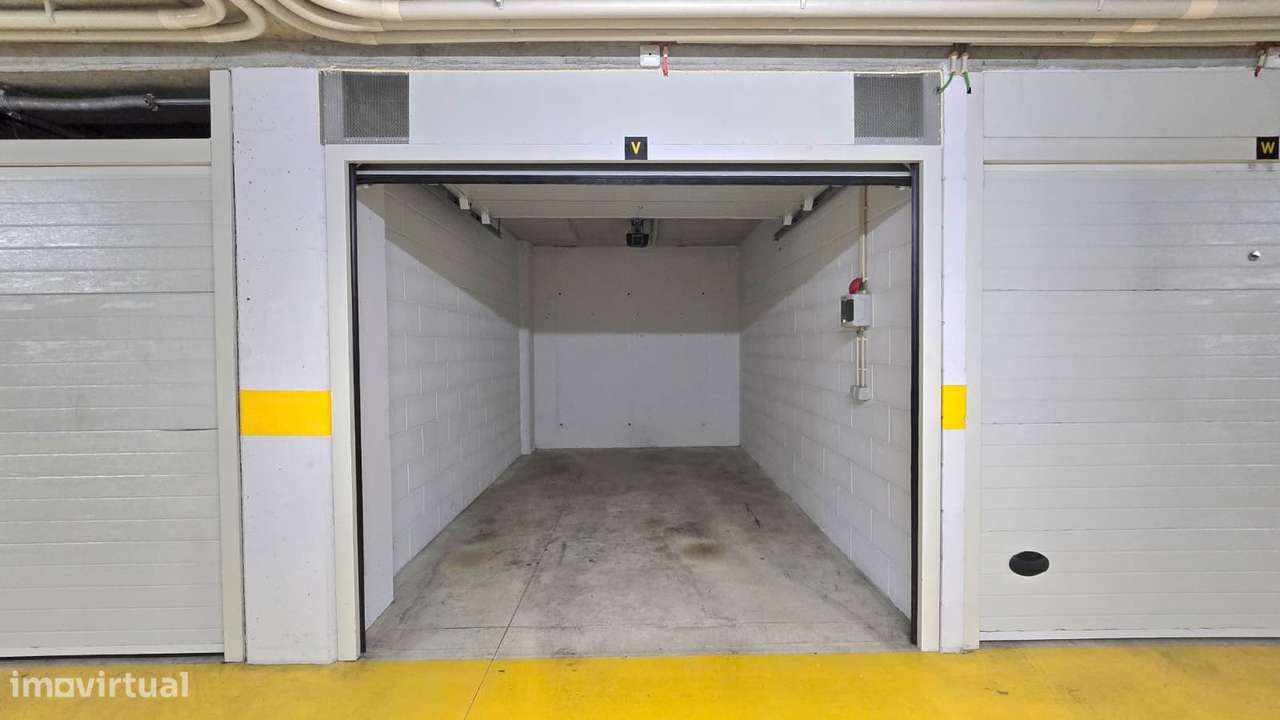 T2 semi-novo c/ varanda e box fechada - Baguim do Monte-16