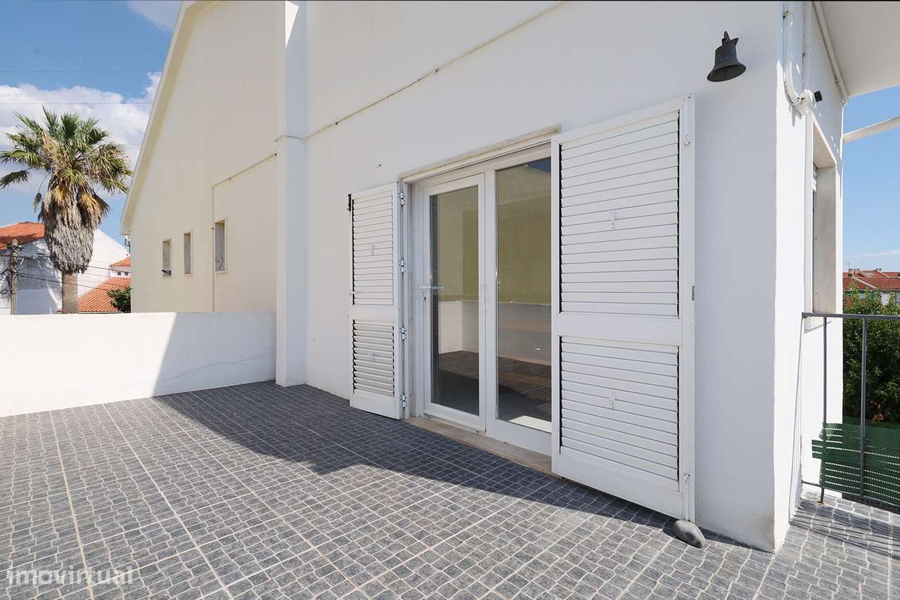 Moradia com duas fracções – Rentabilidade Imediata – Porto Salvo – Oei-35