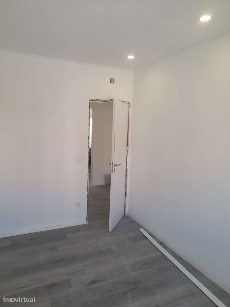 Apartamento T2 com varanda na Baixa da Banheira-25