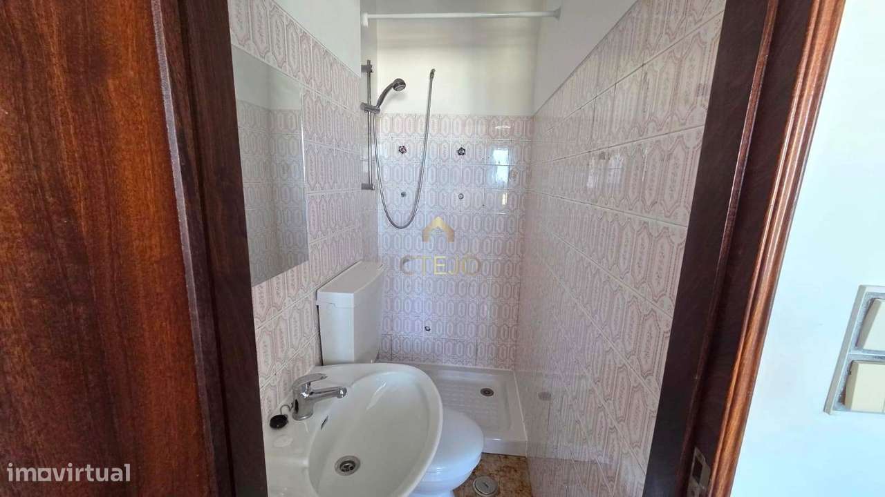 Apartamento T3 com Vista Rio em Sacavém-13