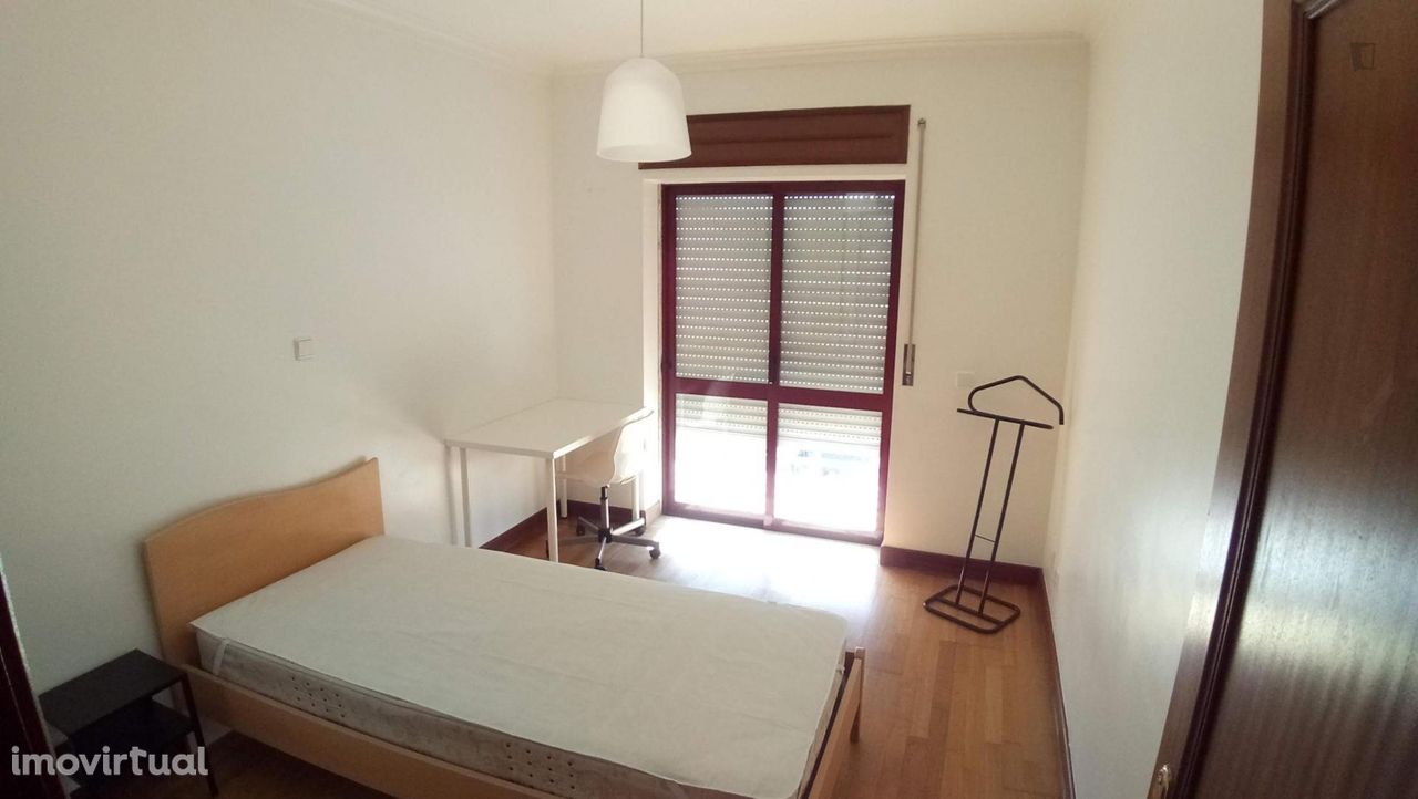 592824 - Quarto com cama de solteiro, com varanda, em apartamento...