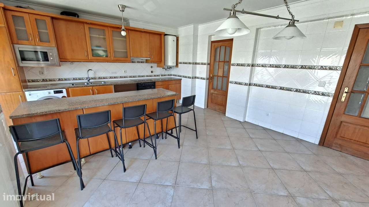 Apartamento T2+1 com 209m2 , garagem no Montijo-6