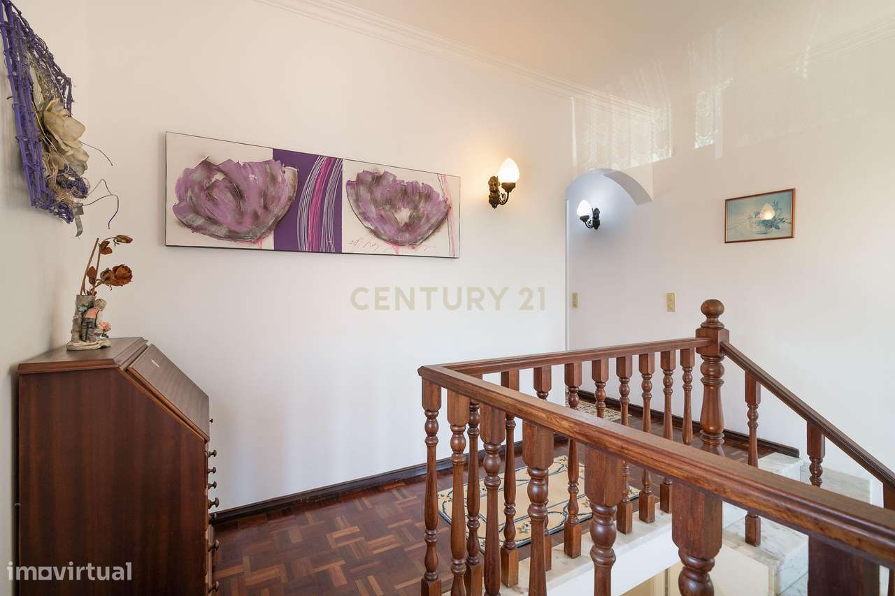 Moradia T4 com Anexo T2 Independente | 400 m² de Construção | Lote de-19