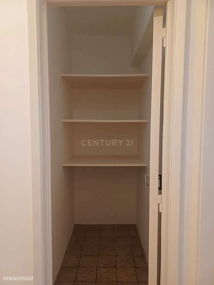 Apartamento T2, recentemente renovado,  no Lumiar Lisboa-11