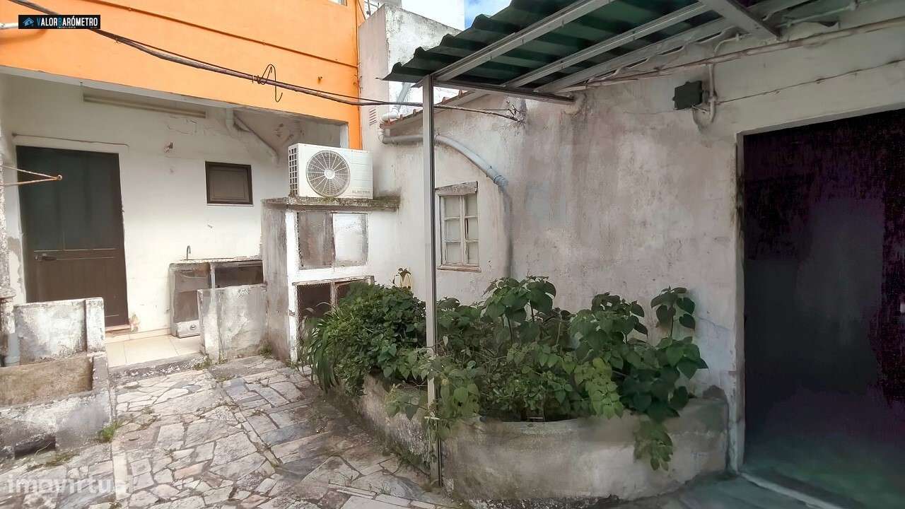Prédio T5 com logradouro e arrumos-19