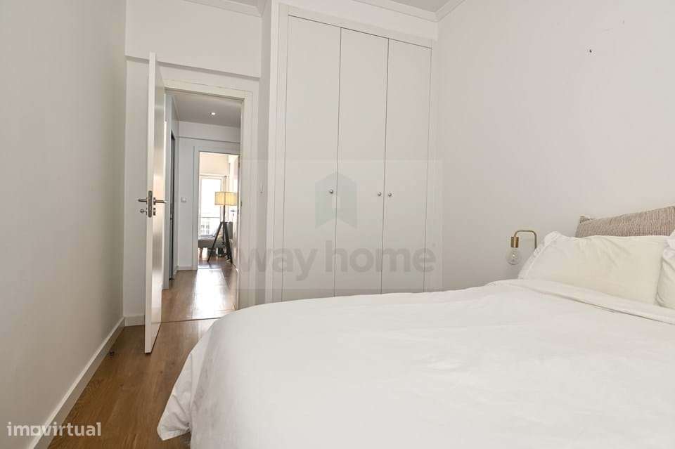 Apartamento T1 | Remodelado | Mobilado | Varanda e terraço | Campo Már-13