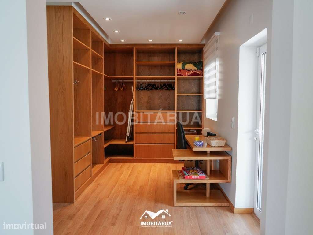 Casa privada com 4 quartos, piscina, pátios e acomodações versáteis.-26