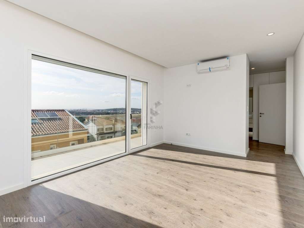 MORADIA T4 NOVA
Famões, moradia independente V4+1 nova com Jardim,...-17