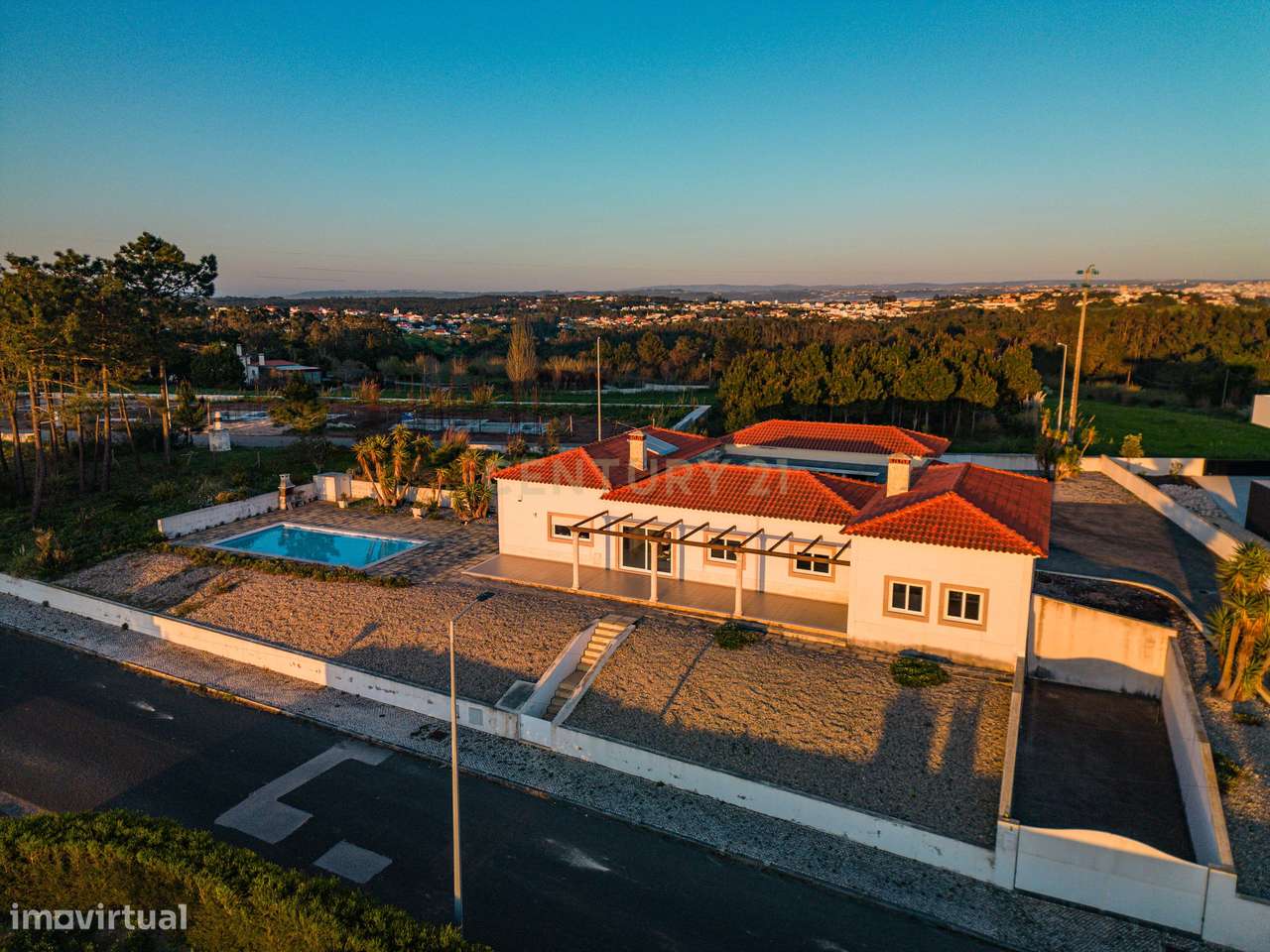 Moradia T6, localizada numa das zonas mais valorizadas do Oeste-28