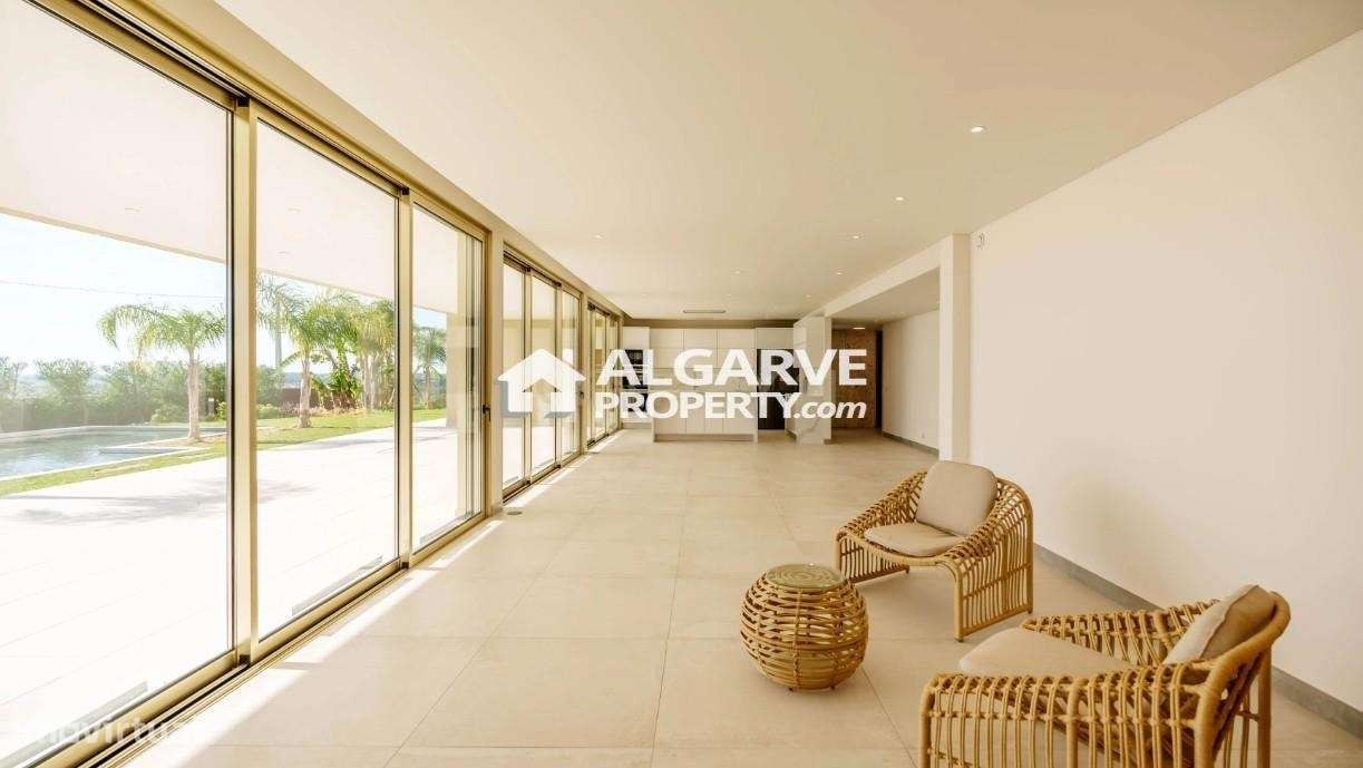 Moradia Térrea T4 no Algarve com Piscina, Vista Panorâmica e Elevada E - Grande imagem: 3/9