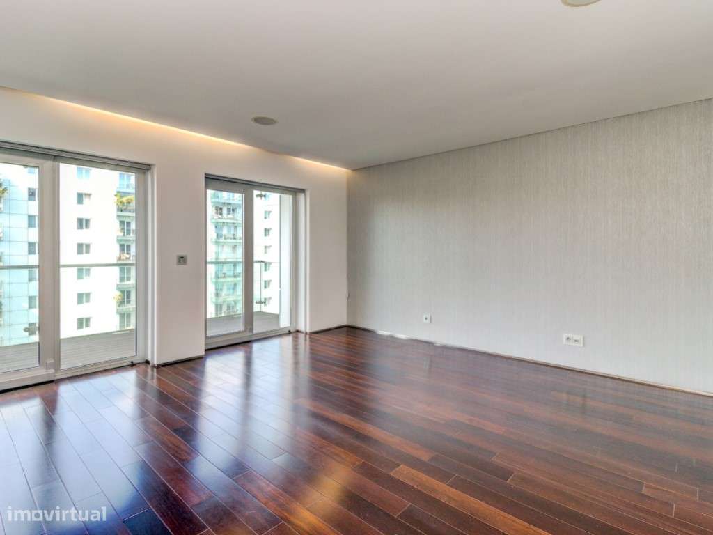 Apartamento T5 + 1 no Condomínio Jardins São Lourenço - Lisboa-12