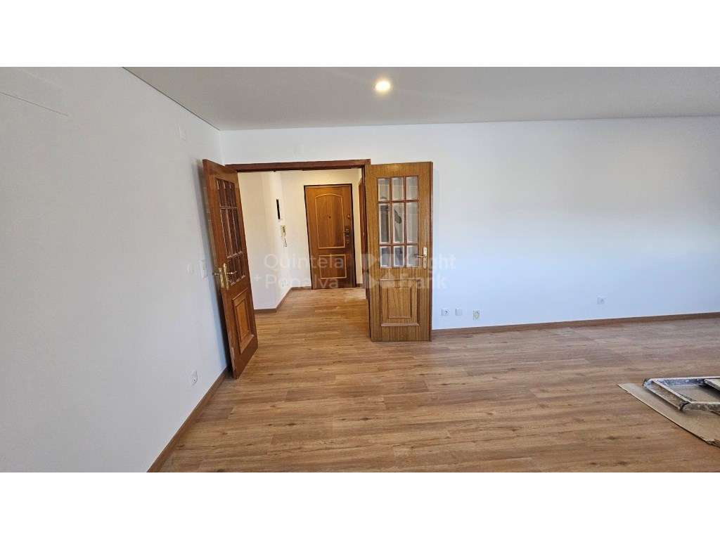 Apartamento T2 renovado com terraço e garagem em Carcavelos - Grande imagem: 4/21