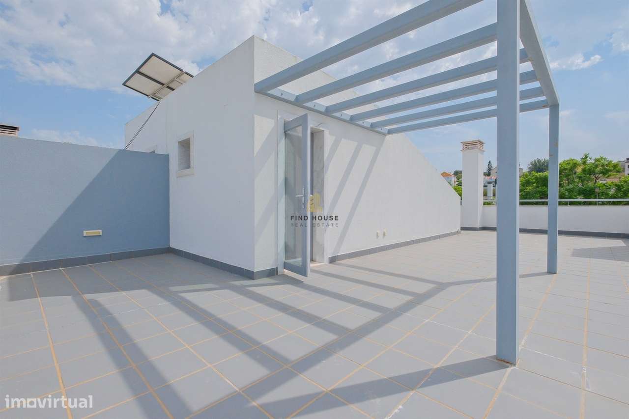 Moradia T3 com piscina, jardim e garagem box, na Caparica-38