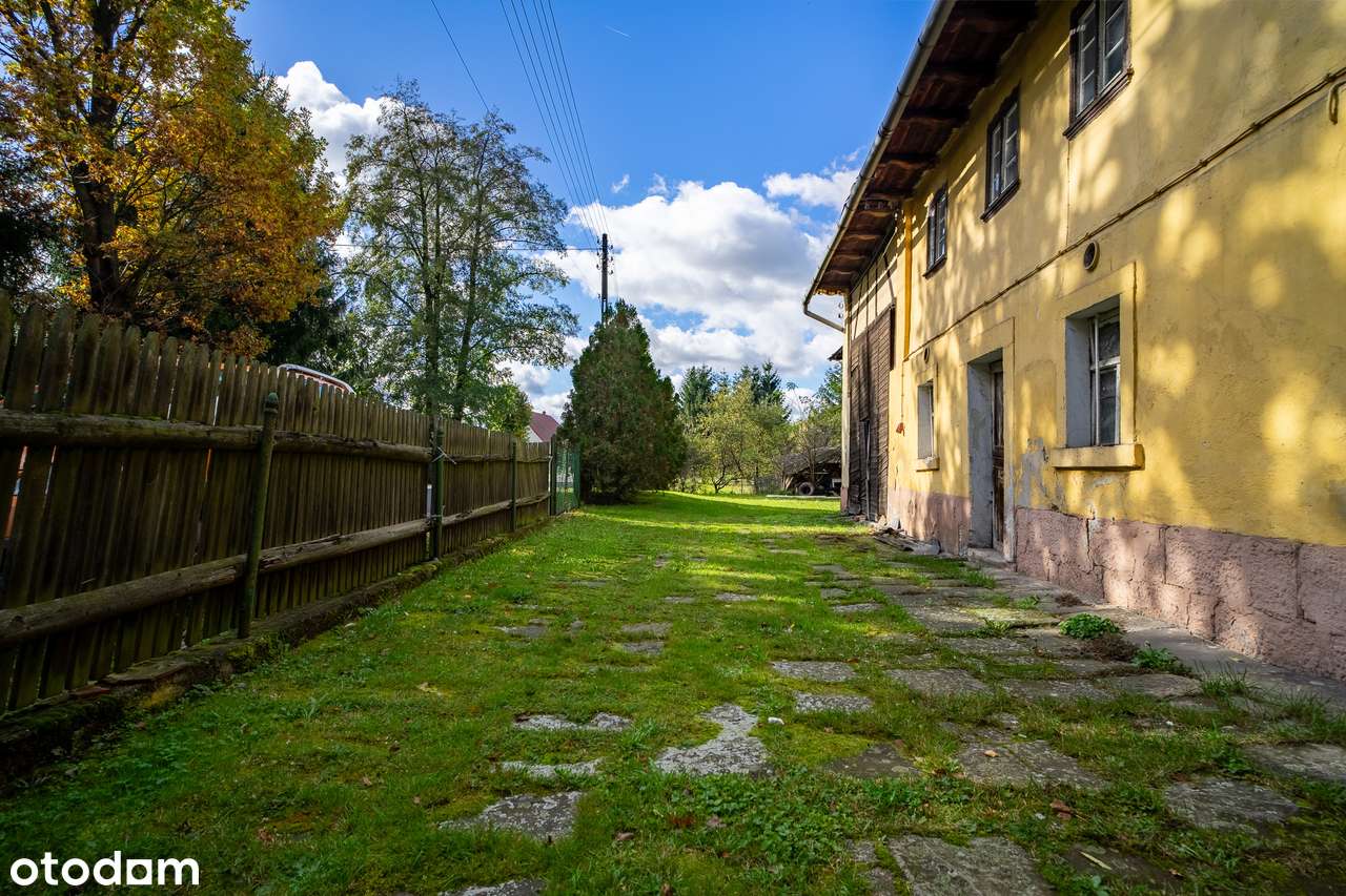 Dom z garażem i poddaszem w spokojnej okolicy-3