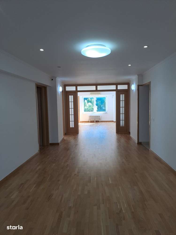 Vand apartament 4 camere zona Unirii