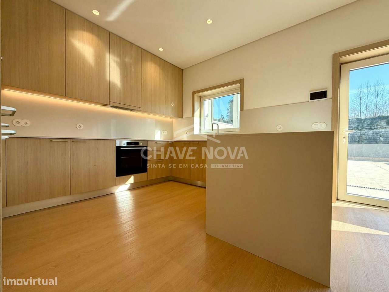 Apartamento T2 Renovado com Terraço e garagem Box-4