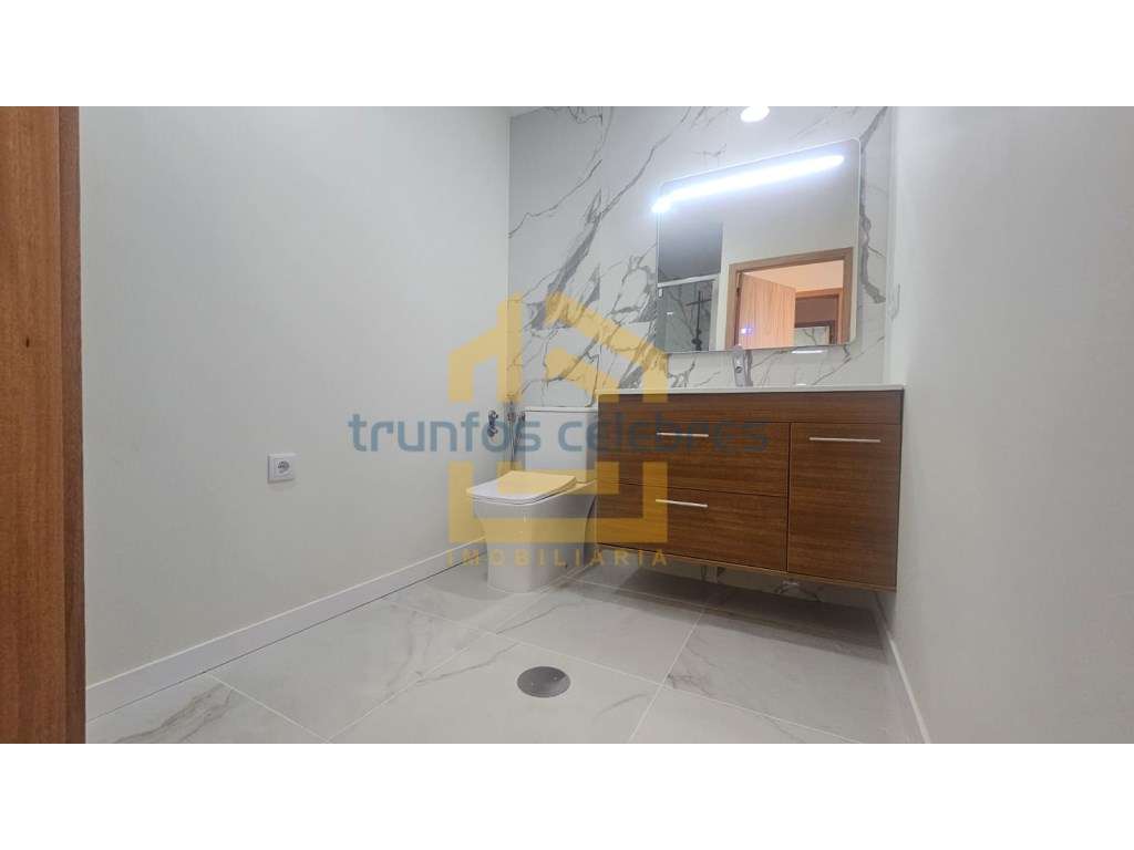 Apartamento T2 Rés do Chão Elevado totalmente renovado com terraço ...-16