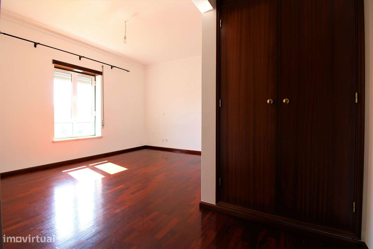 Apartamento T3 com Garagem, Granja do Ulmeiro-8