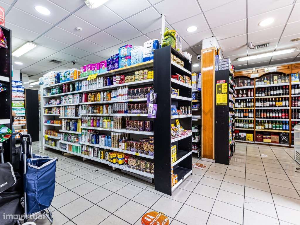 Supermercado em funcionamento no centro de Albufeira-6