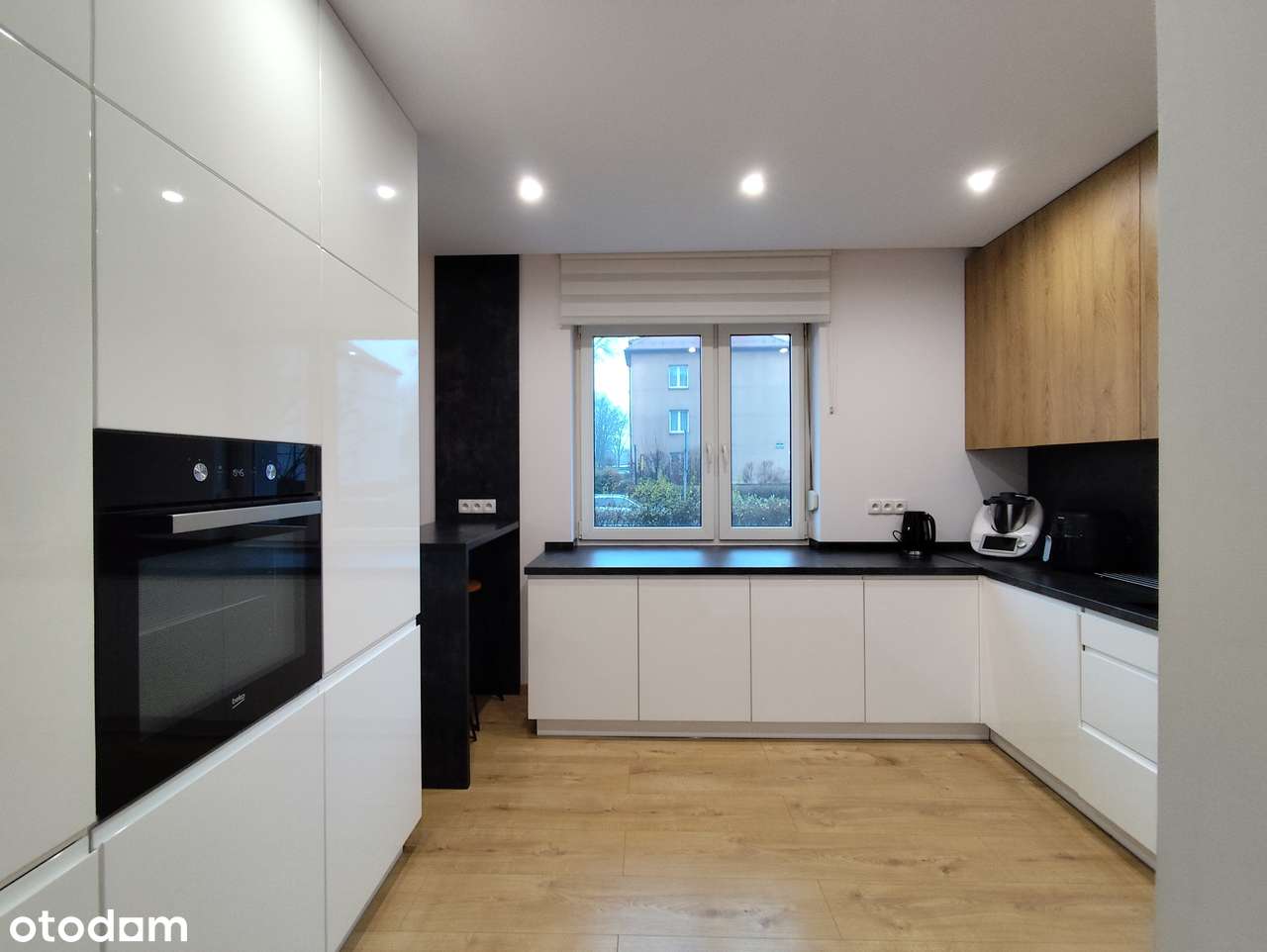 Kawalerka gotowa do zamieszkania. Niski czynsz!! Bytom ul. Łużycka.-1