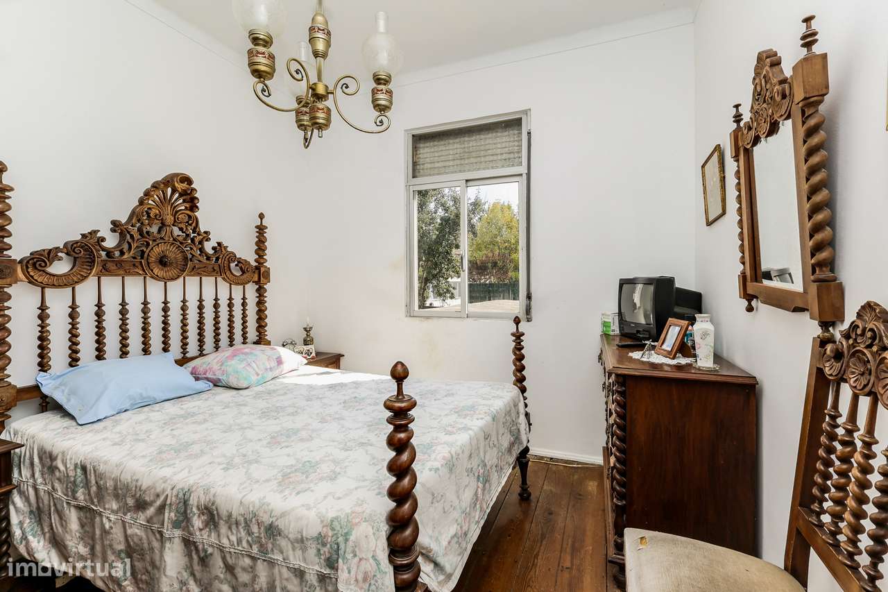 Andar de moradia T3 Para Renovar com Jardim e Localização Privilegiada-16