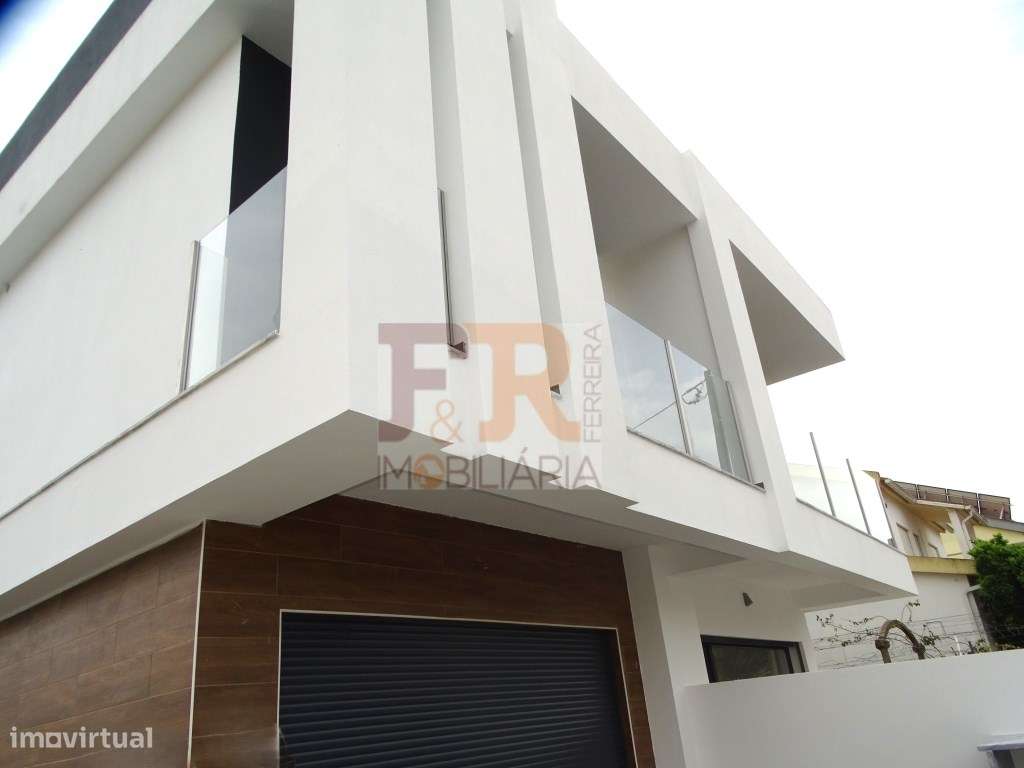 Moradia Geminada Triplex T3+1 com Cave Fernão Ferro-36