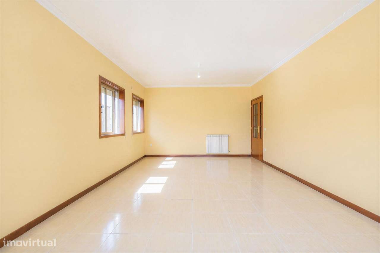 Apartamento T3 com Duas Garagens Fechadas em Águas Santas, Maia-3