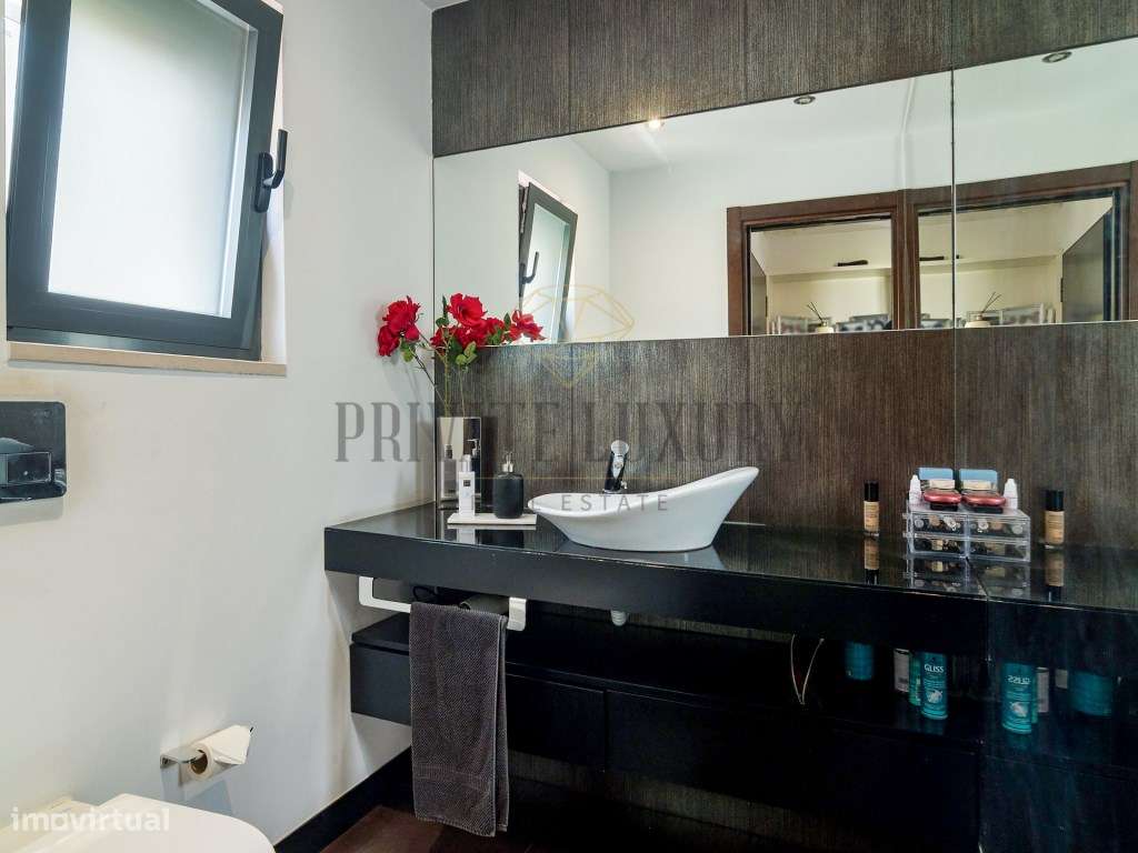 Moradia T4 Contemporânea com Piscina em Caxias-23