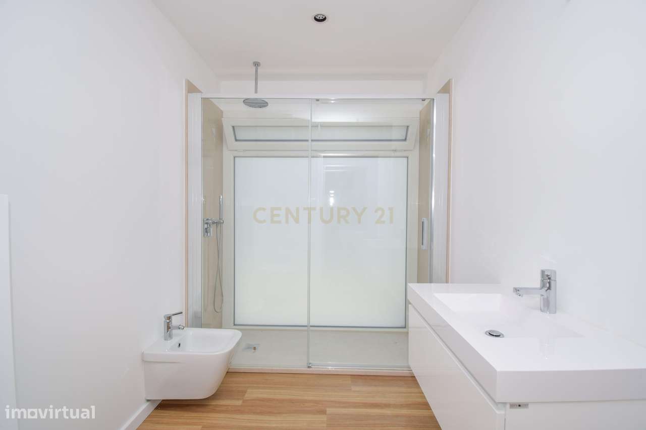 Moradia T4 de Arquitetura Moderna e Sustentável em Famões - Casal do R-19