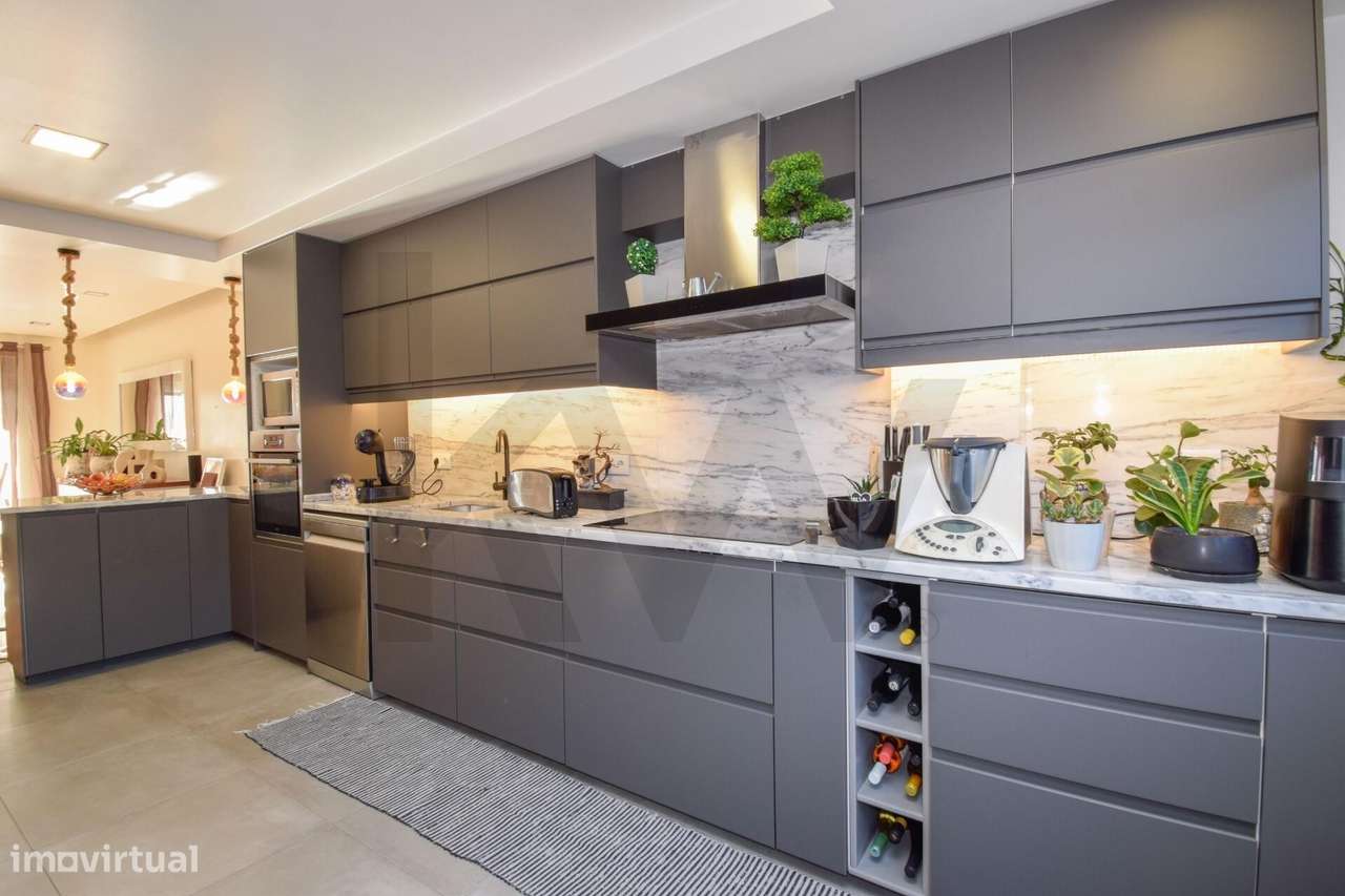 Moradia Remodelada com 3 suites, Garagem e Espaço Exterior em Queijas, - Grande imagem: 4/39