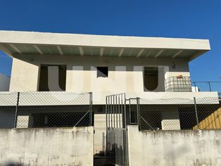 Moradia V3 em construção, em S. Domingos de Rana