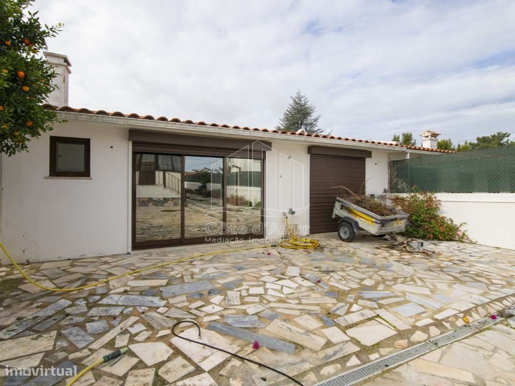 Moradia Isolada T2+2 com Piscina em Localização Privilegiada - Grande imagem: 4/24