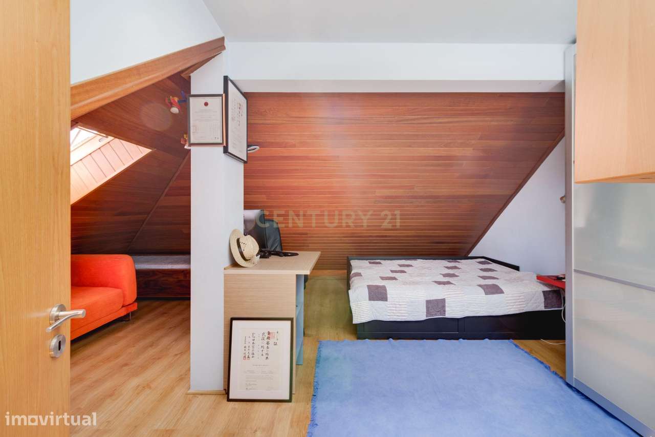 Moradia de Prestígio com 277m² | Garagem | Energia Solar | Feijó, Alma-24