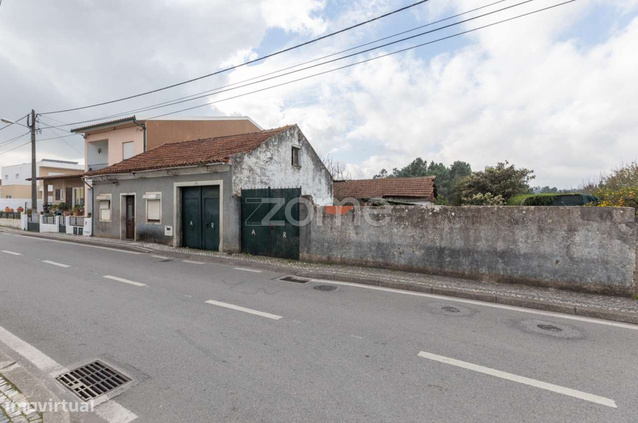 Moradia T3 com Anexos e Terreno no centro da Cidade de Cantanhede - Grande imagem: 2/32