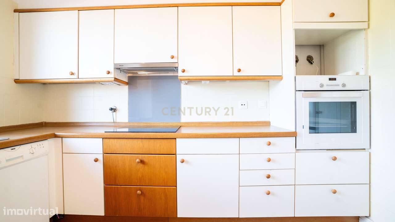 Apartamento T3 com Vista Mar – 5º Andar – A Dois Passos do Casino Esto-9