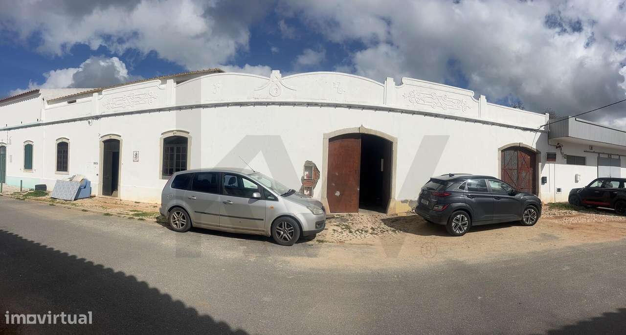 Edifício térreo com palheiro, quintal e armazém com zona de afetação i - Grande imagem: 2/16