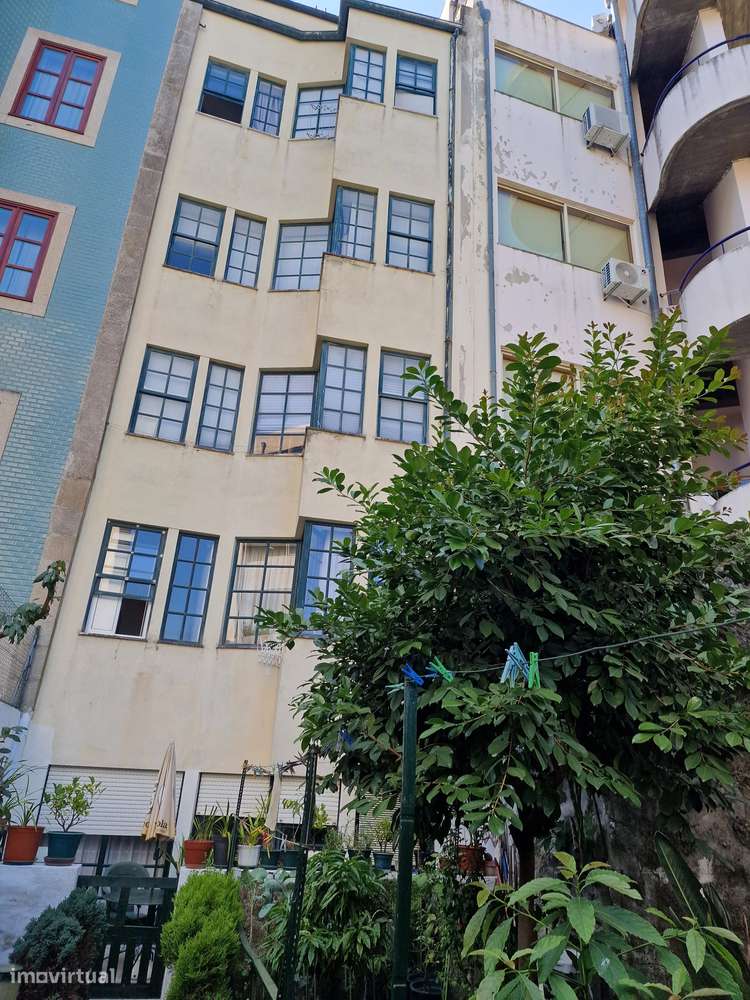 Excelente imóvel c/ terraço, jardim + anexo c/ 2 divisões - Metro Rubi-6