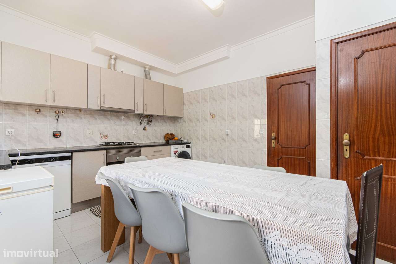 T2 com arrecadação, boas áreas, excelente localização Povoa Sta Iria-14