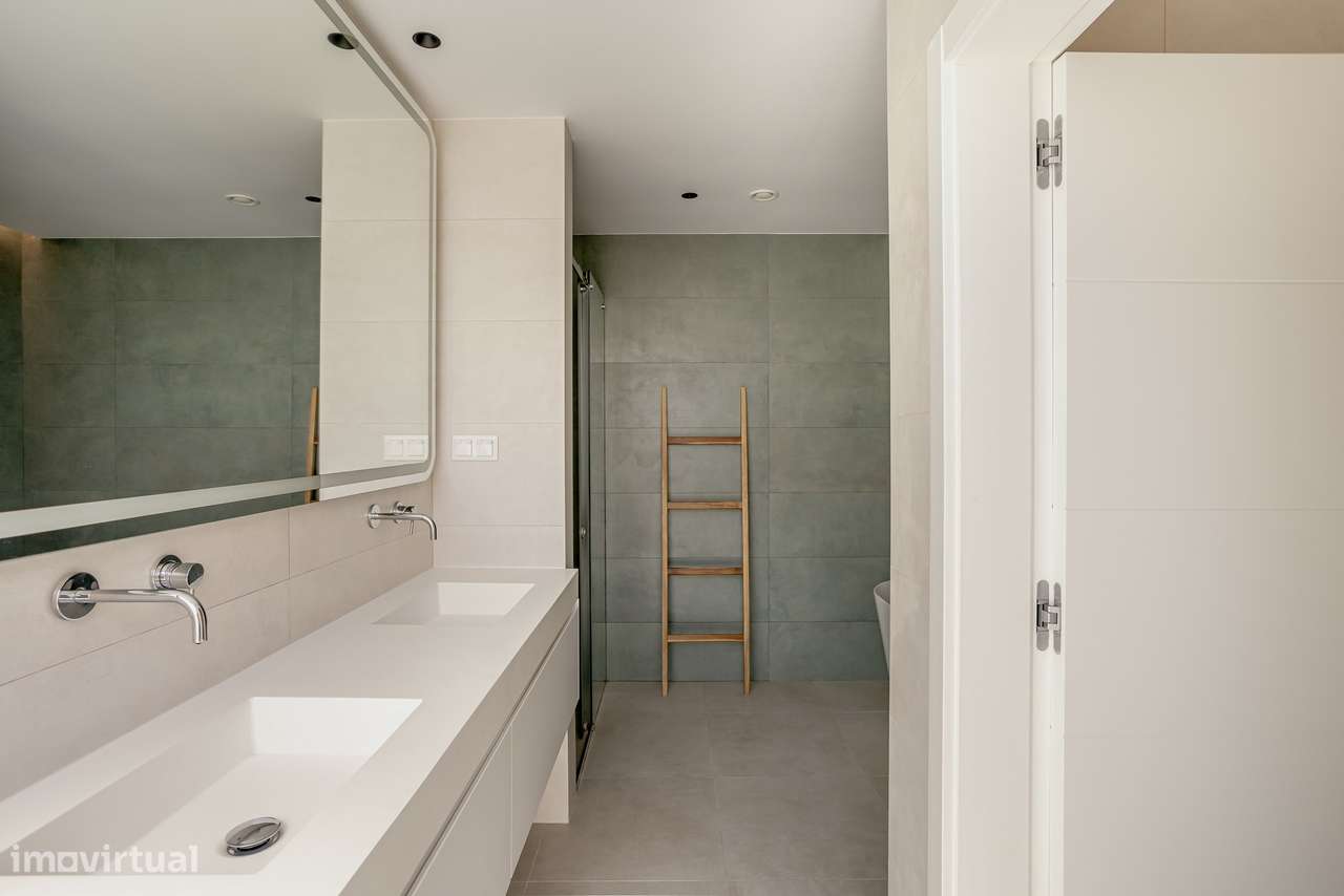 Moradia T4 contemporânea com jardim e piscina no bairro da Martinha, E-15