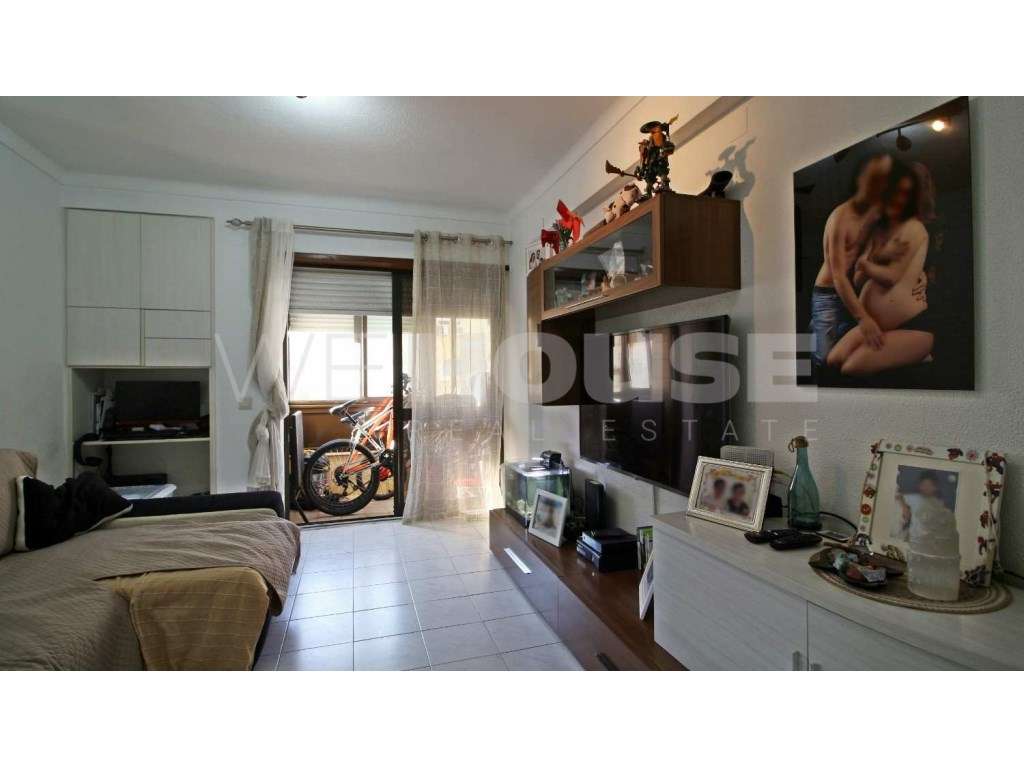 Apartamento T2 com 77m2 e arrecadação localizado na Verderena-7