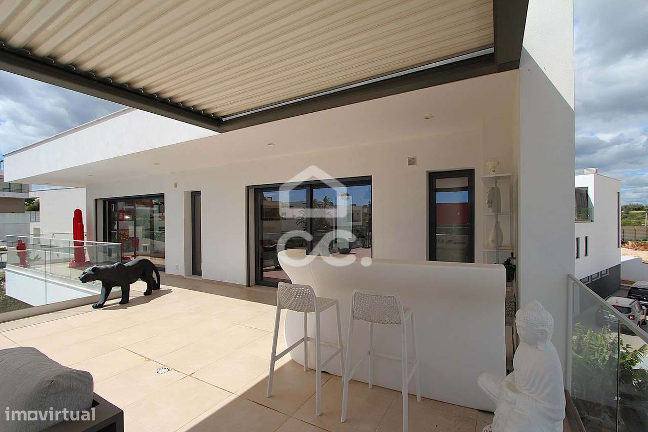 Moradia T3 com piscina, terraço e garagem ampla em Alcantarilha-20