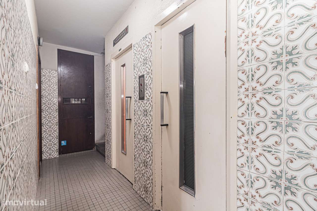 Apartamento T2 + 1 totalmente remodelado, Corroios prédio com elevador-29