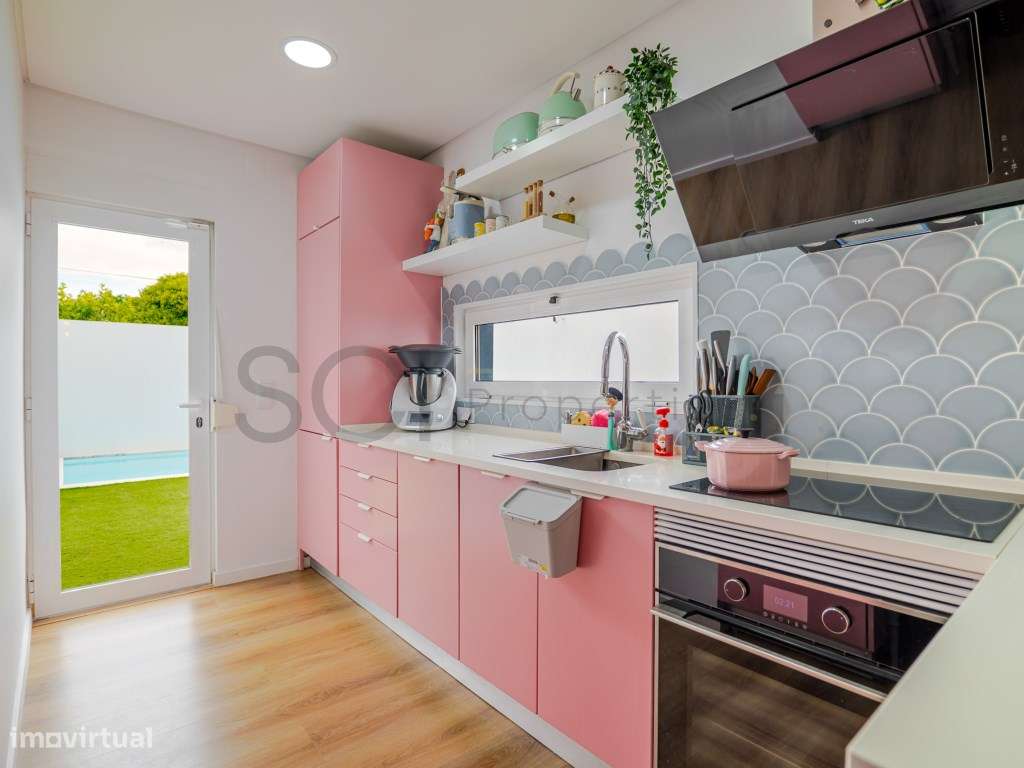 Moradia T3 com piscina nas Quintinhas, Charneca da Caparica. Estilo...-31