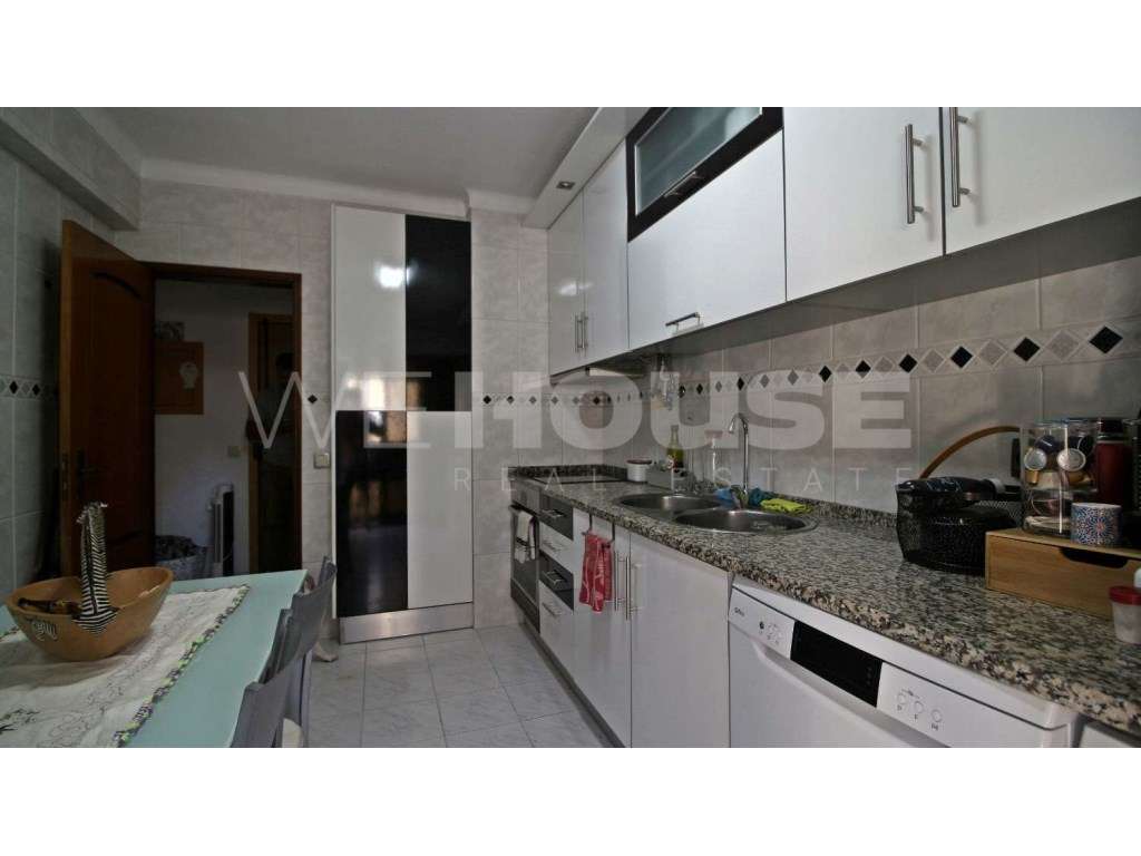 Apartamento T2 com 77m2 e arrecadação localizado na Verderena-2