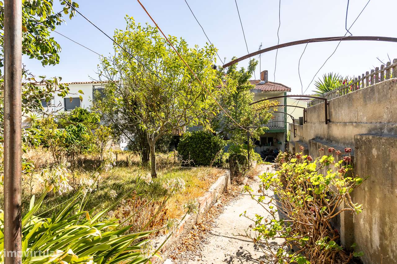 Moradia T4 Independente com Jardim e Garagem | Alto da Parede-2