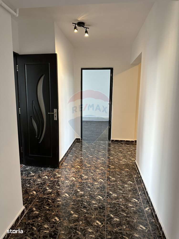 Apartament cu 4 camere de vânzare Roman central - Imagine principală: 4/9