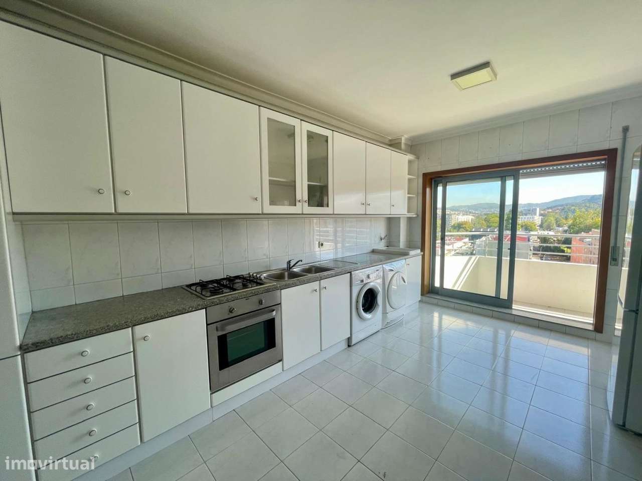 Apartamento T5 Duplex com Terraço, Lareira e Garagem em Zona Premium-8